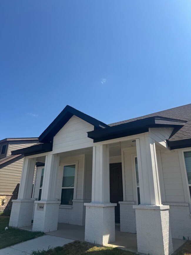 Building Photo - 3/2/2 Cozy Kitchen - Huge Closets - Tub in...