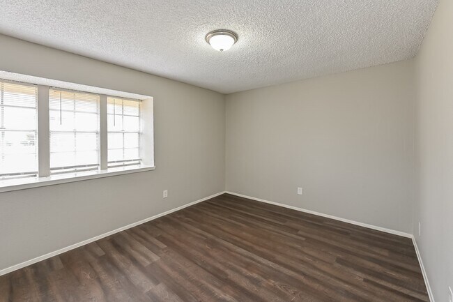 Building Photo - 8703 Saratoga Forest Dr