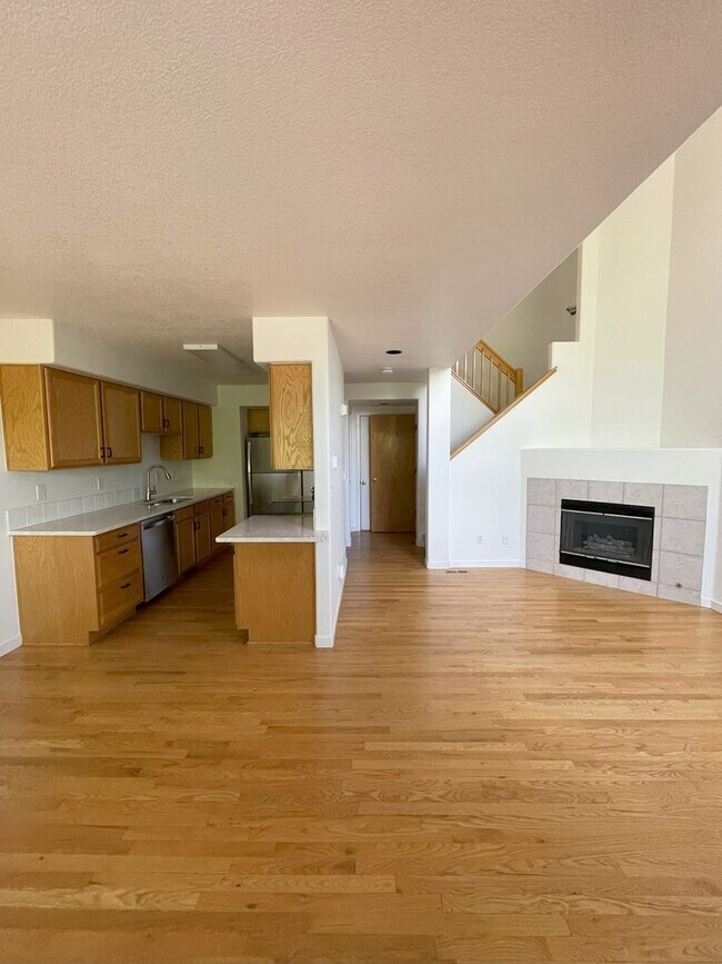 Building Photo - Beautiful 2 BED/3 BATH Louisville Townhome...