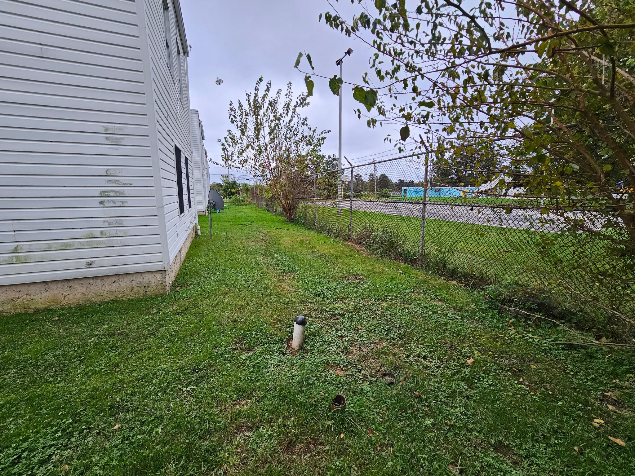 Building Photo - 806 W Oak Ln