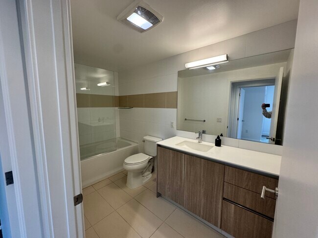 Building Photo - 8 Buchanan-301