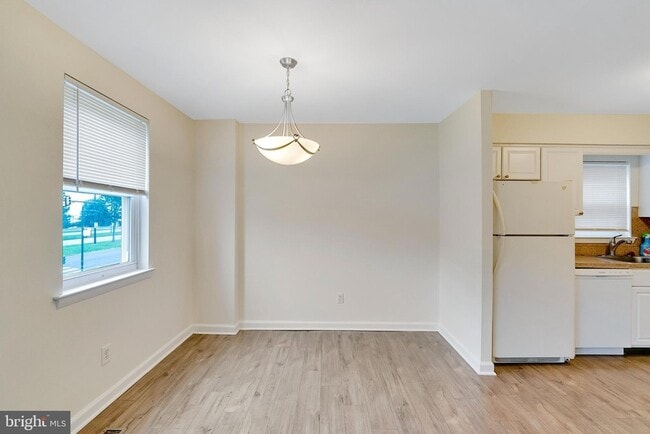 Building Photo - 9754 E Roosevelt Blvd