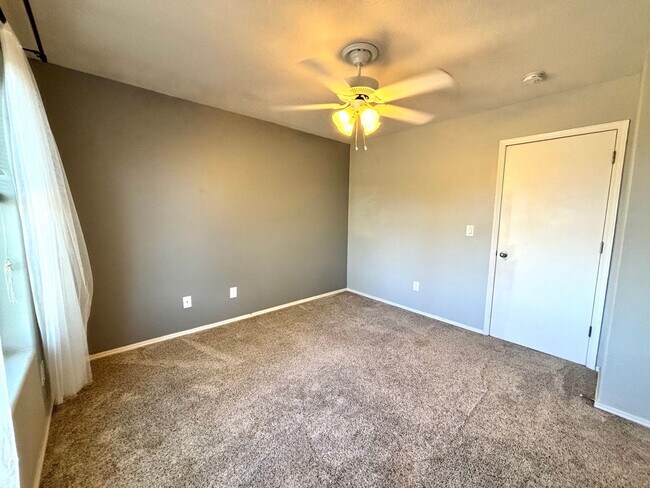 Building Photo - Update 3 Bedroom Home in Beaverton!