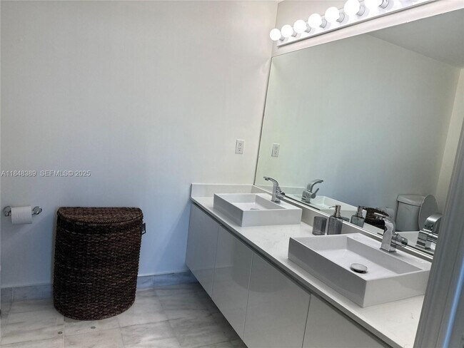 Building Photo - 601 NE 36th St