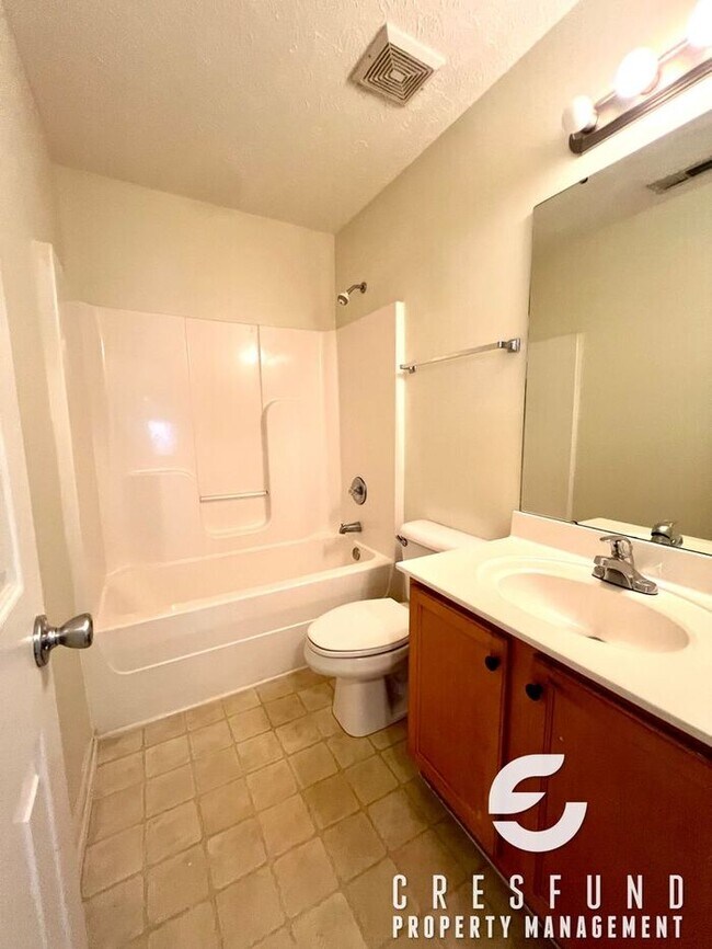 Building Photo - COZY AND CONVENIENT MINUTES FROM FT. BRAGG!