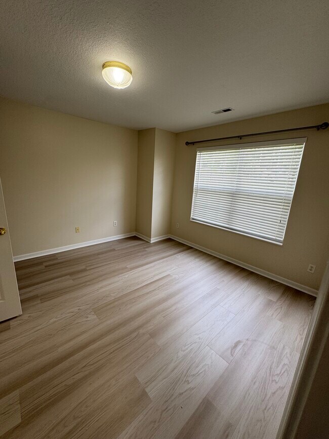 Building Photo - 3553 Oak Villa Way