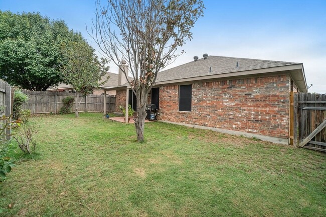 Building Photo - Beautifully Crafted 3-2-2 in Fort Worth!