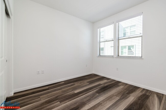 Building Photo - Newly Built Condo | Open Floor Plan | E.V. Outlet