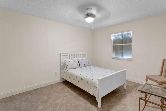 Building Photo - 121 Waterside Dr