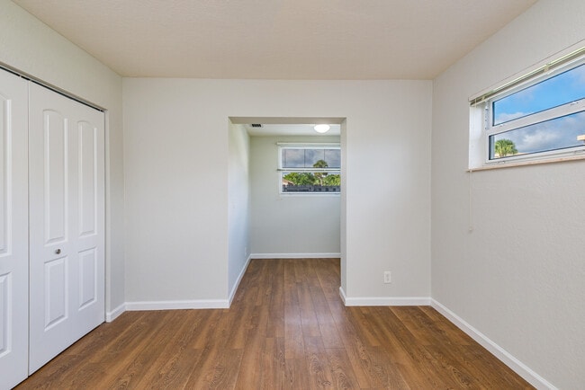 Building Photo - 101 SW 2nd Ave