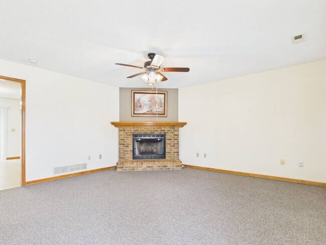 Building Photo - 1213 Fox Run Dr