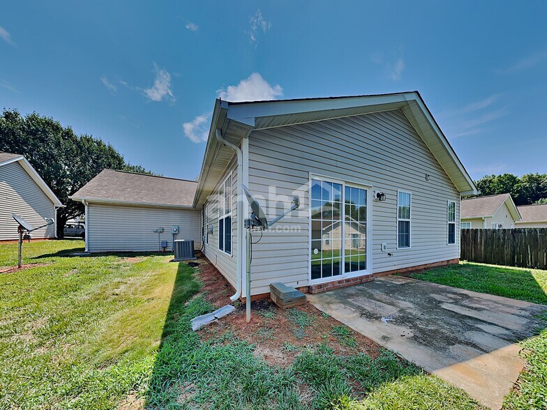 Building Photo - 136 Charlotte Ct
