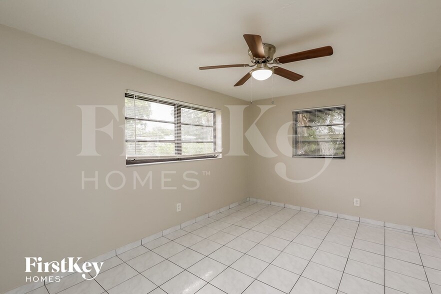 Building Photo - 5826 N Farragut Dr