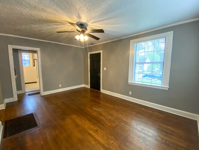 Building Photo - 2 bed, 1 bath with hardwood floors by U of...