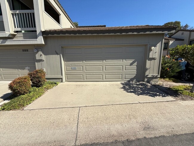 Building Photo - Remodeled 2-Bedroom Townhome in Tierrasant...