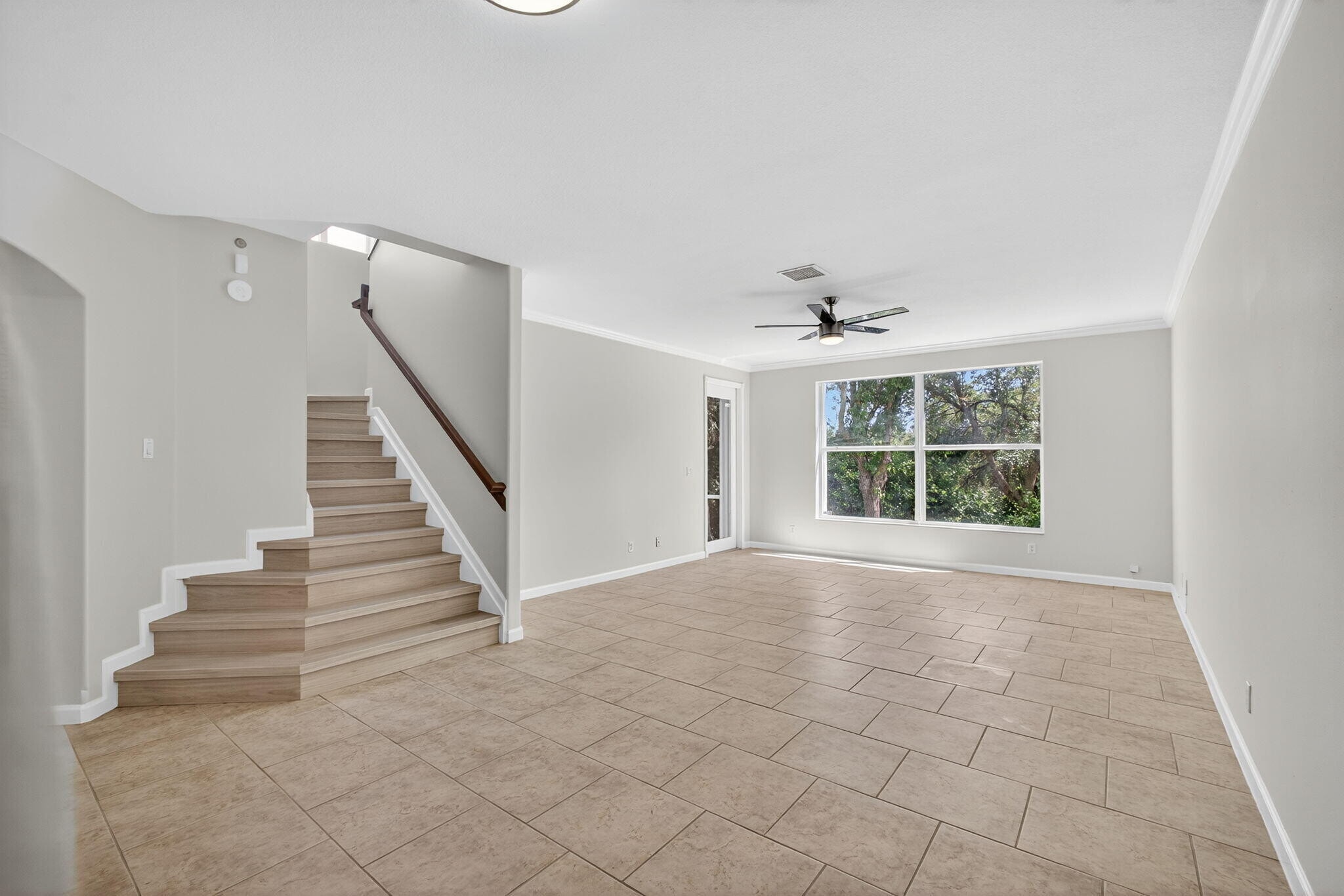 Building Photo - 2213 Oakmont Dr