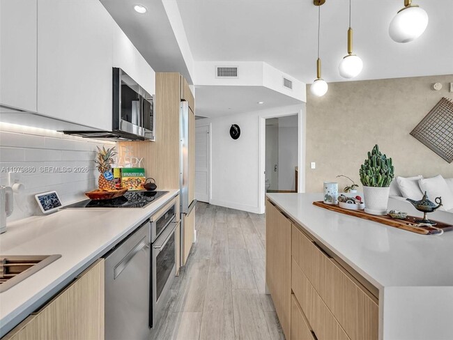 Building Photo - 121 NE 34th St