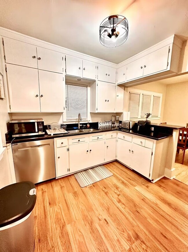 Building Photo - Spacious Benson Bungalow - 4BD 2B