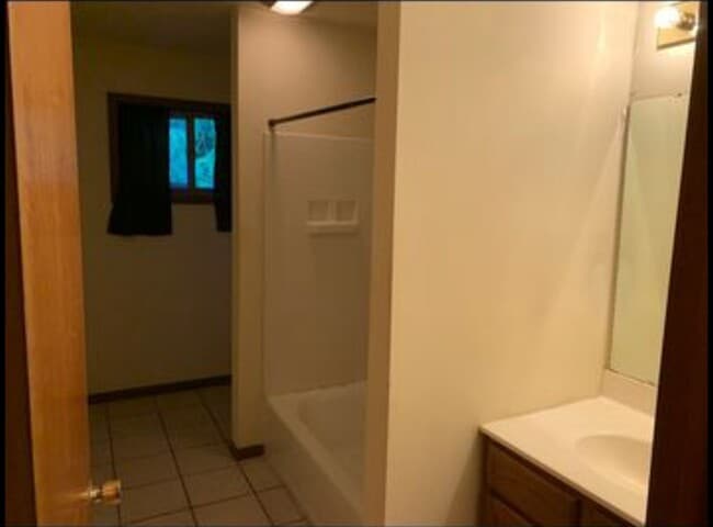 Building Photo - 4 Bedroom, 2 Bathroom Walking Distance to ...