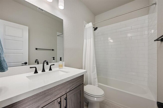 Building Photo - 204 Roseleaf Ct