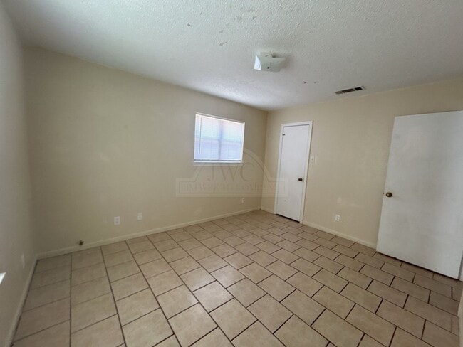 Building Photo - 2803 Greystone Dr