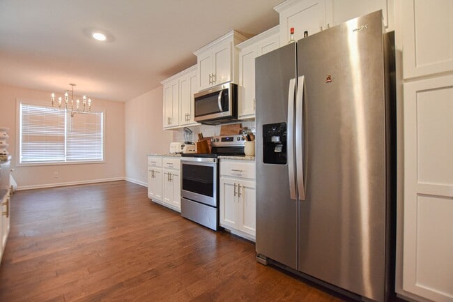 Building Photo - Pet Friendly Three Bedroom!