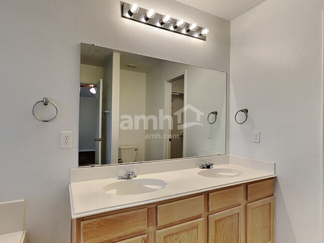 Building Photo - 2708 Emerald Ln
