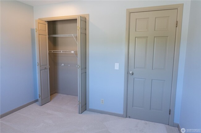 Building Photo - 4B/2.5Ba Bellevue House