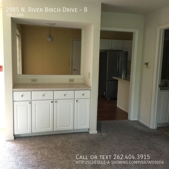 Building Photo - Huge condo with 2 car garage!