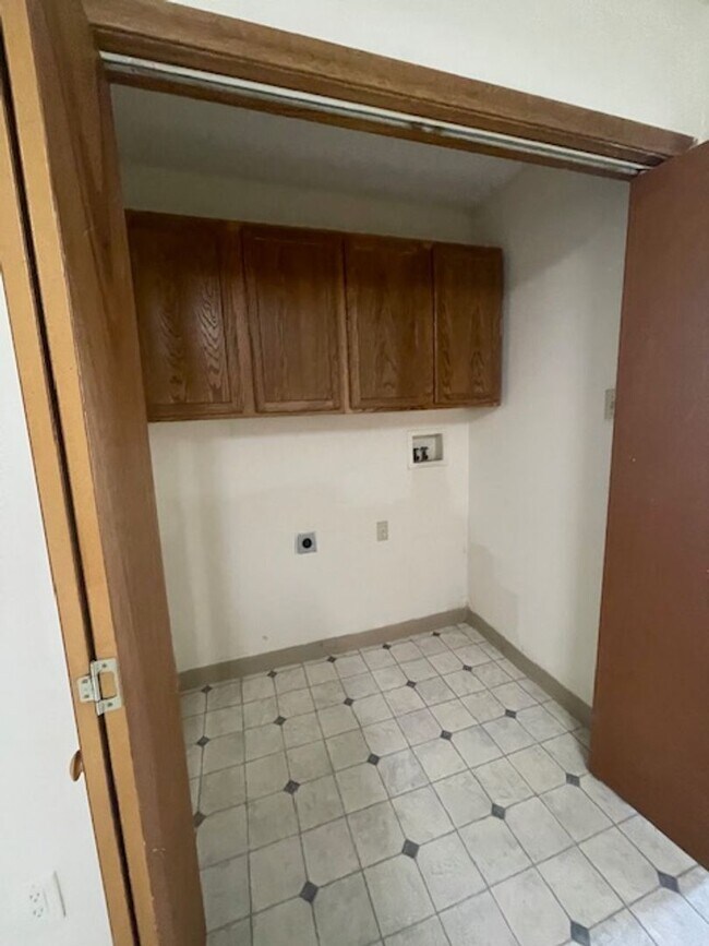 Building Photo - 2 Bedroom 2 Bath Duplex Call Ed Johnson 86...