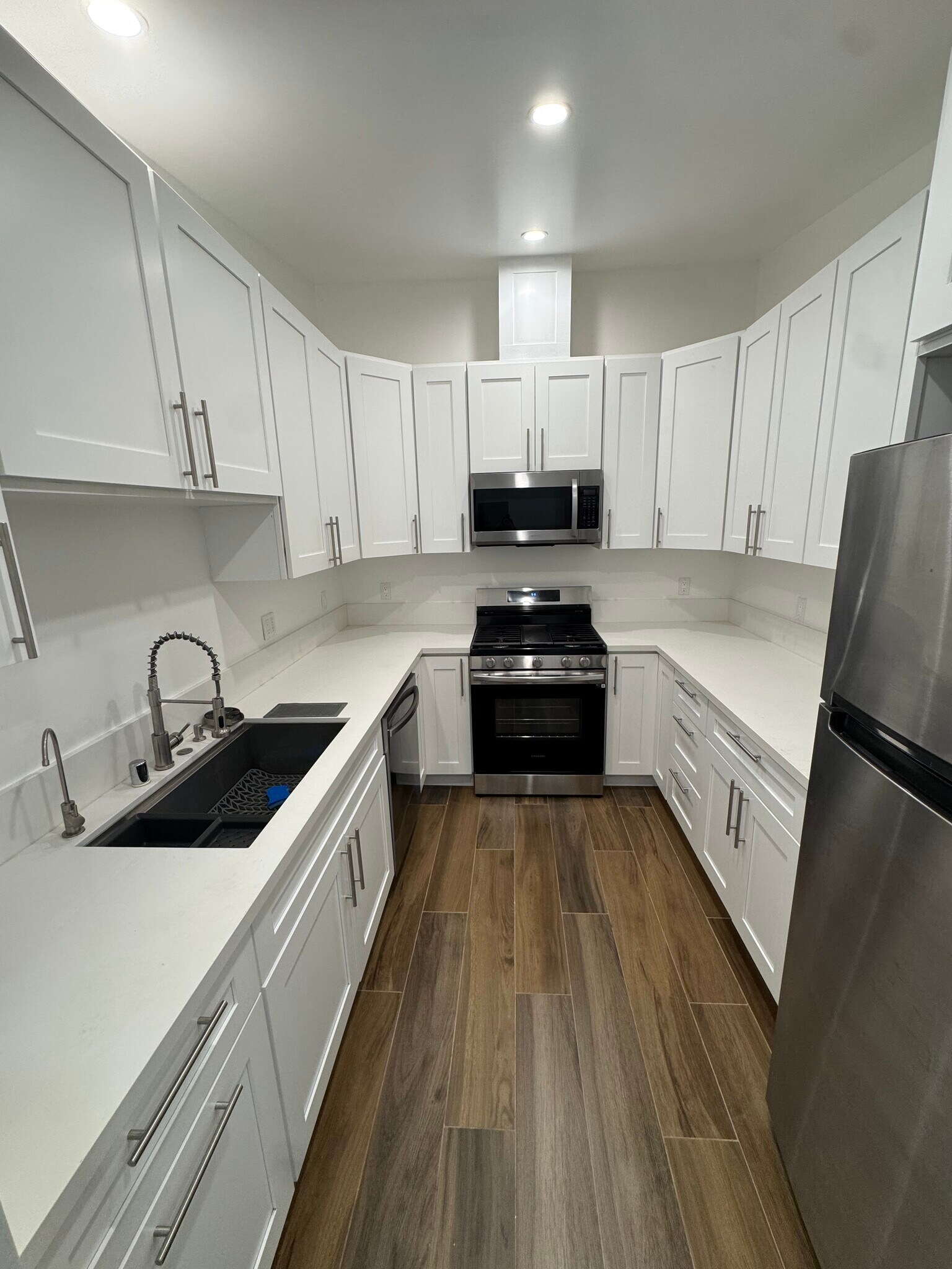 Building Photo - 6439 1/2 Graves Ave