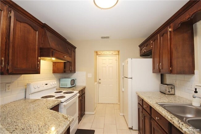 Building Photo - 15 Flamingo Ave