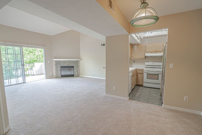 Building Photo - COMING SOON! 2 Bedroom Condo in Valencia!