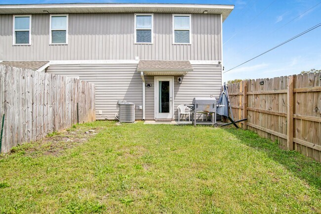 Building Photo - 3 Bedroom Townhouse in Bellview