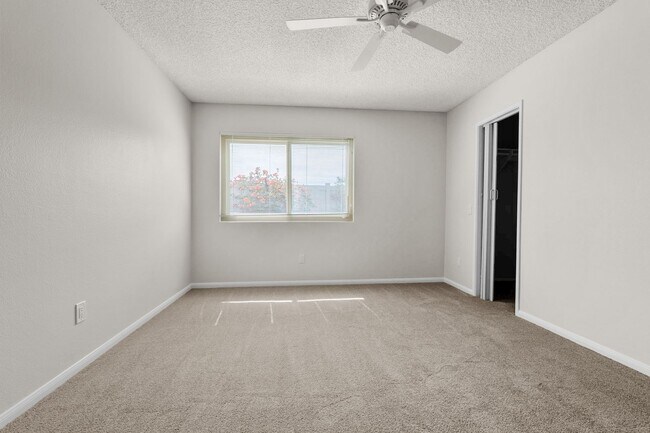 Building Photo - 6415 Lochmoor Dr