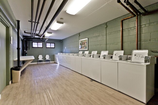 Building Photo - Large One Bedroom in Andersonville