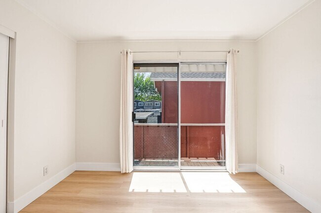 Building Photo - Remodeled 2 Story 3 Bed 1.5 Bath Townhome in Mountain View
