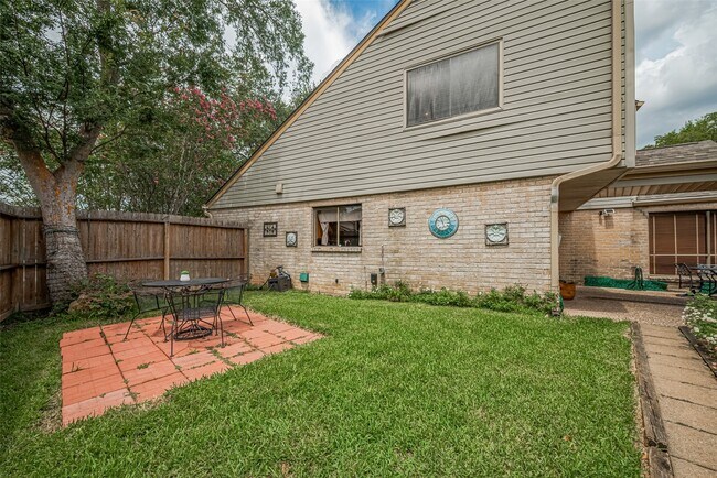 Building Photo - 12231 Carriage Hill Dr
