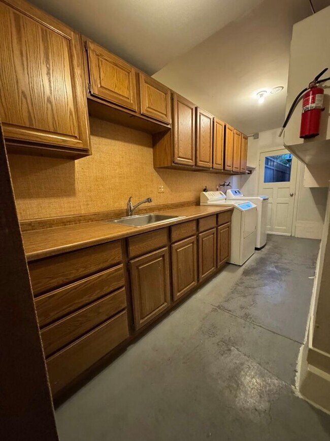 Building Photo - Elegant Geneva Heights Family Home