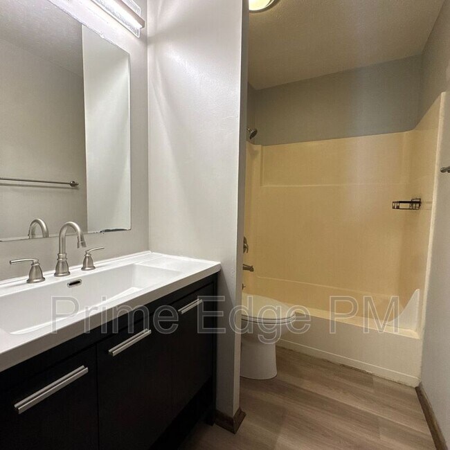 Building Photo - 6235 Holdrege St