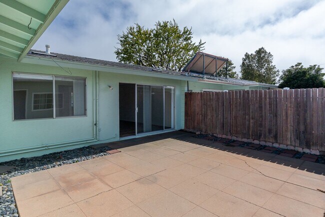 Building Photo - 173 W Elfin Green