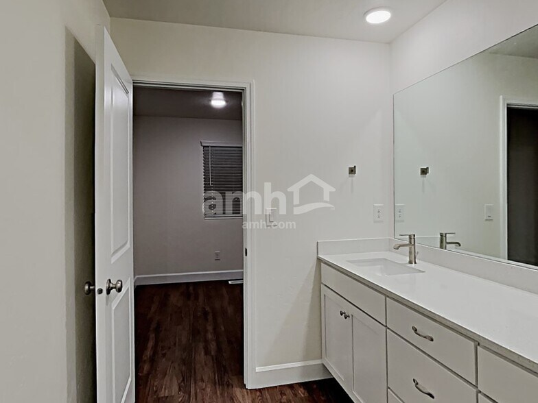 Building Photo - 842 N Garnet Creek Ave