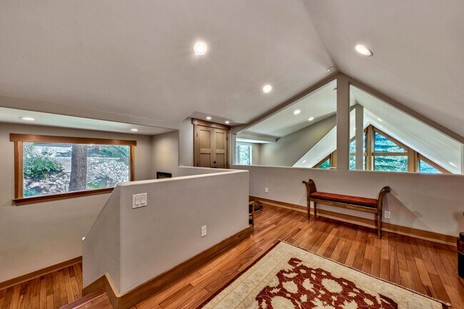 Building Photo - Gorgeous Lakeview! Pet Friendly w a Garage & AC!