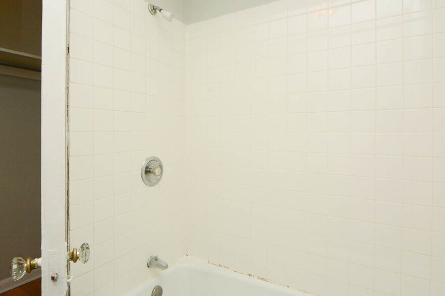 Building Photo - 823 W Wolfram St