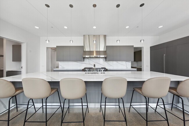 Building Photo - 900 W Washington Blvd