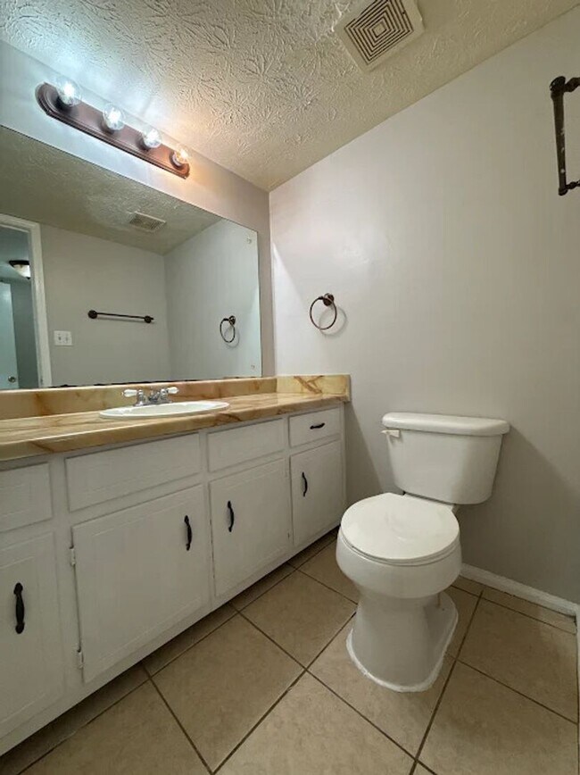 Building Photo - 3 Bed  2.5 bath in Stone Mountain!