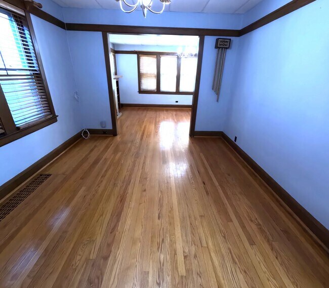 Building Photo - Exceptional single-family near UIC-DePaul University -North Park University