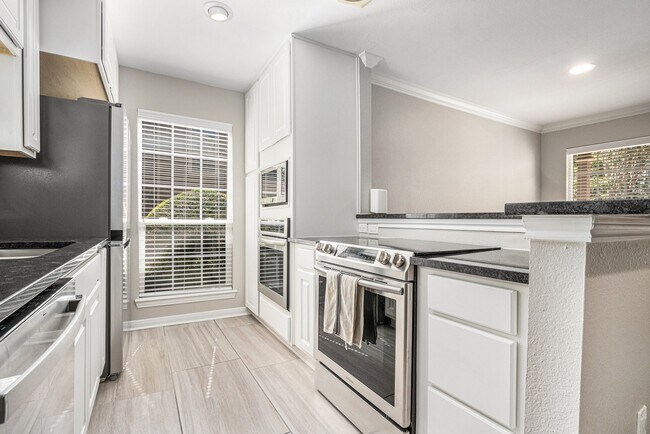 Building Photo - 1880 White Oak Dr