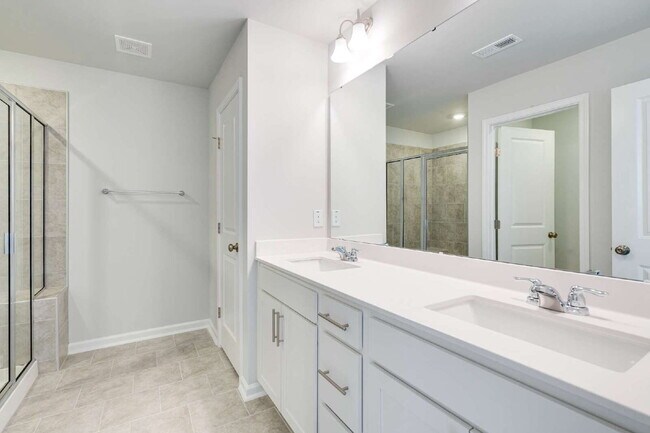 Building Photo - End-unit 3 bedroom townhome with Screened Porch!