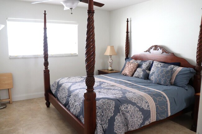 Building Photo - 1 Valencia A